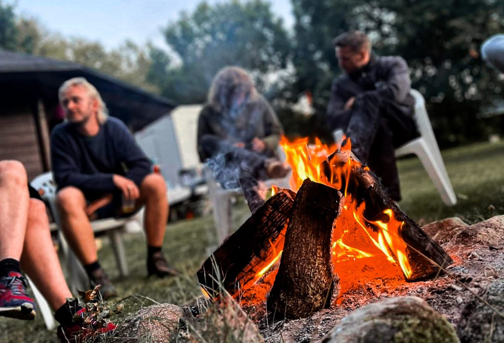 Hygge om bålet i Birgittelyst 2025